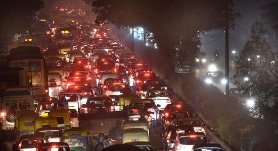 Heavy traffic congestion near Indraprashtha metro station on Ring Road in New Delhi. ( Arvind Yadav/ Hindustan Times)