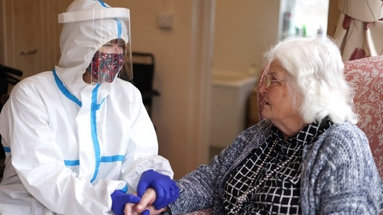 Nicky Clough visits her mother Pam Harrison in her bedroom at Alexander House Care Home for the first time since the coronavirus disease (COVID-19) lockdown restrictions begin to ease, in London, Britain March 8, 2021. REUTERS/Hannah Mckay(REUTERS)