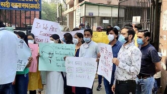 Doctors of Kasturba Hospital protest during a strike, at Daryaganj, in New Delhi. (HT Photo)