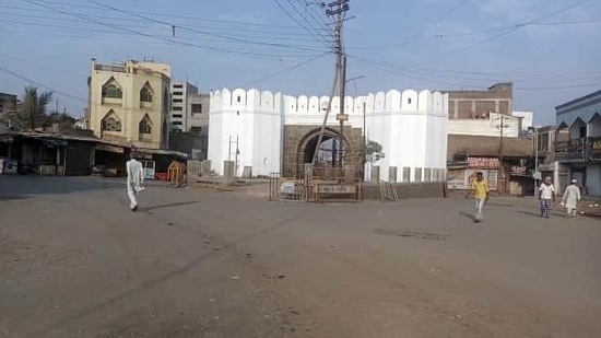 A view of a deserted street in Aurangabad during a complete weekend lockdown in wake of rising Covid-19 cases, on March 13. As of March 15, 65.72% of the daily caseload and 65.64% of the active cases were reported from eight districts—Pune, Nagpur, Thane, Mumbai, Nashik, Jalgaon, Ahmednagar, Aurangabad—which are being closely monitored by state authorities, HT reported.(ANI)