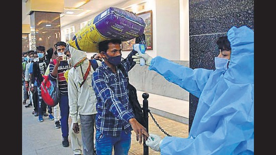 Health workers screen travellers at CSMT railway station. (Bhushan Koyande/ HT Photo) Health workers screen travellers at CSMT railway station. (Bhushan Koyande/ HT Photo)