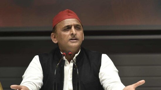 Unaware of the actual situation in the state, Adityanath is busy in improving the situation in West Bengal and Assam, Akhilesh Yadav alleged.(HT File Photo)