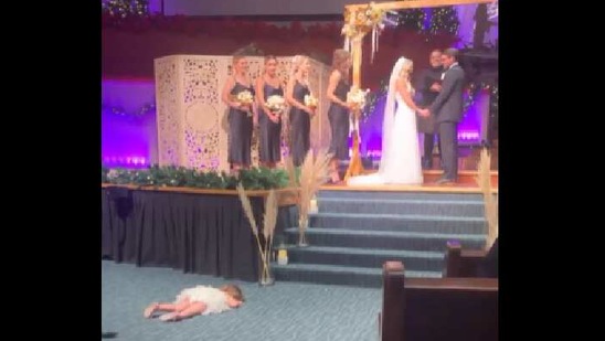 The first video shows the bride and groom holding hands during their vows. Their daughter, however, wasn’t in the best mood.(Instagram/@saradiane_) The first video shows the bride and groom holding hands during their vows. Their daughter, however, wasn’t in the best mood.(Instagram/@saradiane_)