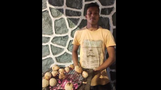 The image shows Yogesh, the litti-chokha seller.(Twitter@khaalipeeli)