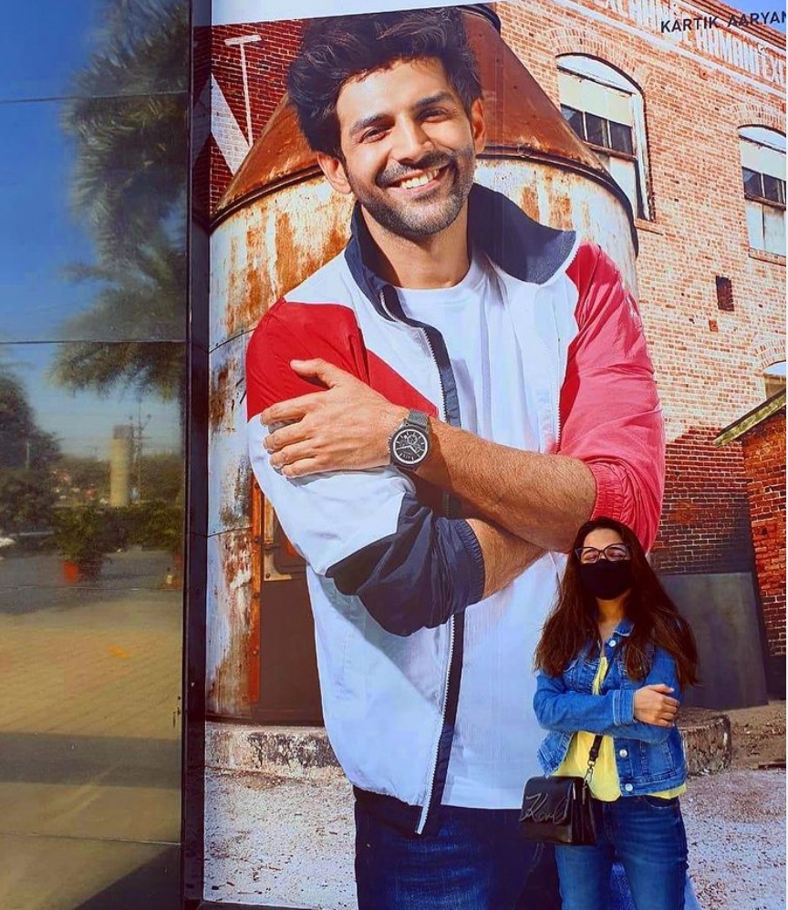 Kartik Aaryan's pose was recreated by Kritika. Kartik Aaryan's pose was recreated by Kritika.