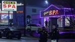 Policiais da cidade de Atlanta são vistos fora de Gold Spa após tiroteios mortais em uma sala de massagens e spas de dois dias na área de Atlanta, em Atlanta, Geórgia, EUA, 16 de março de 2021. (REUTERS)
