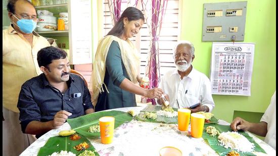 BJP candidate Kummanam Rajasekharan having sadya at the house of a party worker. (HT Photo) BJP candidate Kummanam Rajasekharan having sadya at the house of a party worker. (HT Photo)