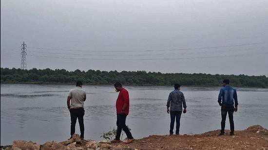 Mumbai and Thane ATS team during an investigation at Mumbra Reti Bunder where Mansukh Hiren’s body was found, in Thane, on March 11. (HT file photo) Mumbai and Thane ATS team during an investigation at Mumbra Reti Bunder where Mansukh Hiren’s body was found, in Thane, on March 11. (HT file photo)