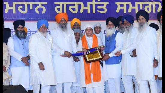SGPC president Jagir Kaur being honoured by during a religious function to mark the 400th birth anniversary of Guru Tegh Bahadur at Baba Bakala in Amritsar on Thursday. (HT Photo) SGPC president Jagir Kaur being honoured by during a religious function to mark the 400th birth anniversary of Guru Tegh Bahadur at Baba Bakala in Amritsar on Thursday. (HT Photo)