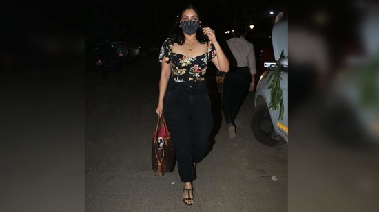 She accessorised the outfit with a pair of black strappy sandals, a tote bag from Louis Vuitton and a delicate gold neckpiece. Which look do you prefer?(Varinder Chawla)