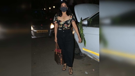 The Durgamati actor wore a bodycon floral print black top and teamed it with a pair of baggy black denims.(Varinder Chawla)