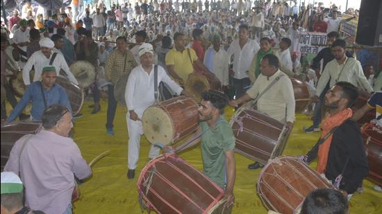 Demonstrators beating drums before a panchayat organised at the Ghazipur border where farmers are camped in protest against new farm laws, in New Delhi. (Sakib Ali/HT Photo)