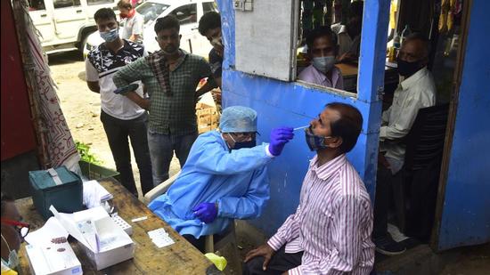 BMC medical staff collecting swab samples of hawkers at Prathan Samaj, Girgaum. (Anshuman Poyrekar/HT Photo)