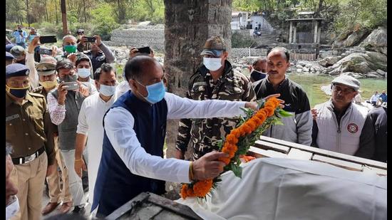 Chief minister Jai Ram Thakur lays a wreath over the mortal remains of Mandi MP Ram Swaroop Sharma on Thursday. (Birbal Sharma/HT) Chief minister Jai Ram Thakur lays a wreath over the mortal remains of Mandi MP Ram Swaroop Sharma on Thursday. (Birbal Sharma/HT)