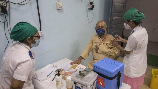 Health workers vaccinate a beneficiary in Mumbai. (Pratik Chorge/HT) Health workers vaccinate a beneficiary in Mumbai. (Pratik Chorge/HT)