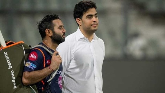 Photo of former Indian wicketkeeper Parthiv Patel with MI owner Akash Ambani (MI/Twitter) Photo of former Indian wicketkeeper Parthiv Patel with MI owner Akash Ambani (MI/Twitter)