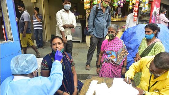 BMC medical staff collects swab samples at Prathan Samaj, Girgaum. (Anshuman Poyrekar/HT Photo)