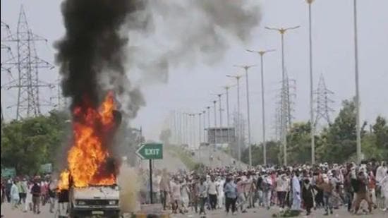 Dera Sacha Sauda followers attacking vehicles on the Zirakpur-Kalka highway on August 25, 2017, after sect chief Gurmeet Ram Rahim was convicted in Panchkula. State home minister Anil Vij said the Bill has been brought on public demand to protect property. (HT file photo) Dera Sacha Sauda followers attacking vehicles on the Zirakpur-Kalka highway on August 25, 2017, after sect chief Gurmeet Ram Rahim was convicted in Panchkula. State home minister Anil Vij said the Bill has been brought on public demand to protect property. (HT file photo)