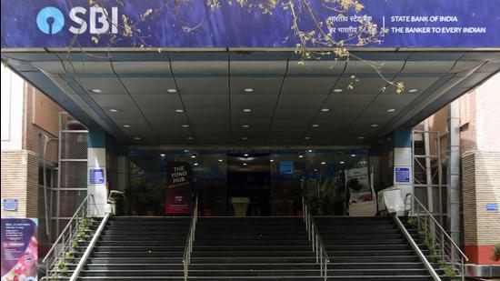 SBI was the lowest bidder, quoting to charge 1.60% as the cost per transaction, according to minutes of an executive meeting published on MMRDA website. (HT FILE) SBI was the lowest bidder, quoting to charge 1.60% as the cost per transaction, according to minutes of an executive meeting published on MMRDA website. (HT FILE)