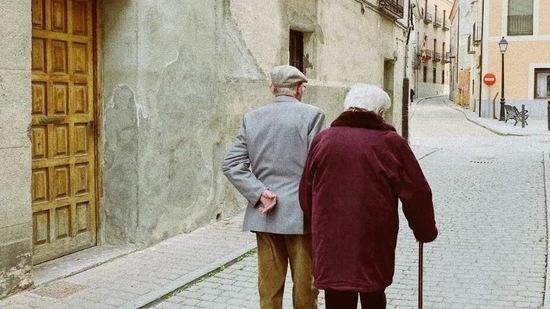Elderly face higher risk of reinfection after covid (Unsplash) Elderly face higher risk of reinfection after covid (Unsplash)