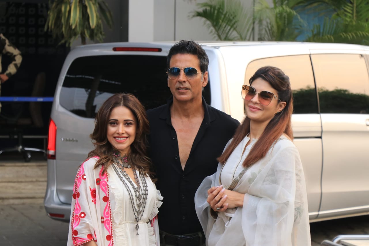 Akshay Kumar, Nushrratt Bharuccha, Jacqueline Fernandez leave for