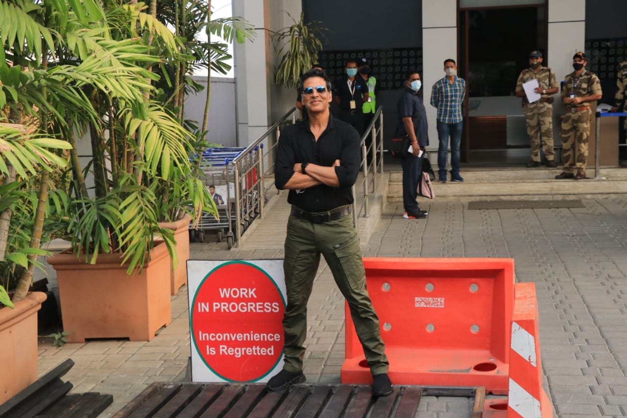 Akshay Kumar poses in style at Kalina airport. (Varinder Chawla) Akshay Kumar poses in style at Kalina airport. (Varinder Chawla)