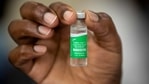 Uma enfermeira segura um frasco da vacina AstraZeneca Covid-19 fornecida por meio da iniciativa COVAX global.  (Foto do arquivo AP)