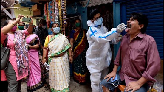 A BMC healthcare worker collects swab samples of Dharavi residents. (Satish Bate/HT Photo) A BMC healthcare worker collects swab samples of Dharavi residents. (Satish Bate/HT Photo)