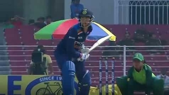 Smriti Mandhana scores a fifty and became the first batsman to score 10 consecutive fifty-plus score in ODIs while chasing (Twitter) Smriti Mandhana scores a fifty and became the first batsman to score 10 consecutive fifty-plus score in ODIs while chasing (Twitter)