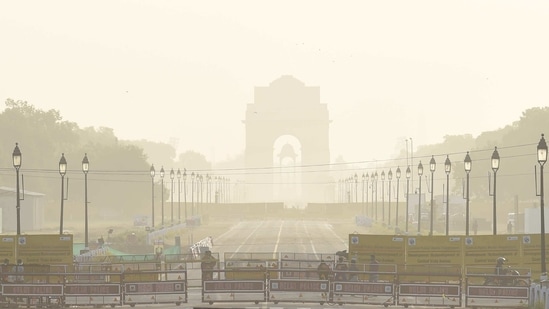 India Meteorological Department (IMD) scientists said there is a forecast of light rain in the city from March 22 to March 24, which would bring some relief from the rising temperatures. (Arvind Yadav/ Hindustan Times)