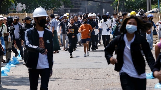 Anti-coup protesters abandon their makeshift barricade and run as policemen charge in Yangon, Myanmar on March 19, 2021.(AP file photo) Anti-coup protesters abandon their makeshift barricade and run as policemen charge in Yangon, Myanmar on March 19, 2021.(AP file photo)