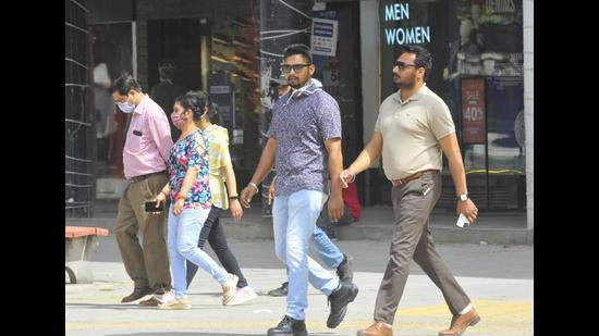 Residents without masks at the Sector-17 Plaza in Chandigarh. (KESHAV SINGH/HT) Residents without masks at the Sector-17 Plaza in Chandigarh. (KESHAV SINGH/HT)