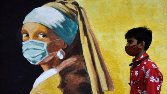 A man walks past a mural spreading awareness about Covid-19 at Khar. (Satish Bate/HT Photo) A man walks past a mural spreading awareness about Covid-19 at Khar. (Satish Bate/HT Photo)