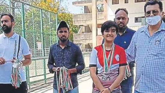 A student of AKSIPS -45 Smart School, Chandigarh, getting felicitated.