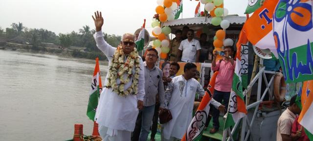 Boats are used to travel down the rivers in the Sundarbans, and hence candidates campaign on either country boats or mechanised boats. (HT Photo) Boats are used to travel down the rivers in the Sundarbans, and hence candidates campaign on either country boats or mechanised boats. (HT Photo)