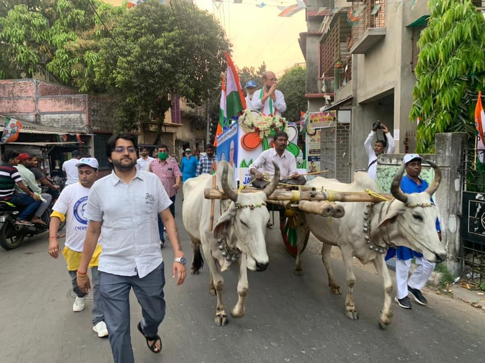 A TMC candidate campaigns on bullock cart in protest against the rising fuel prices. (HT photo) A TMC candidate campaigns on bullock cart in protest against the rising fuel prices. (HT photo)