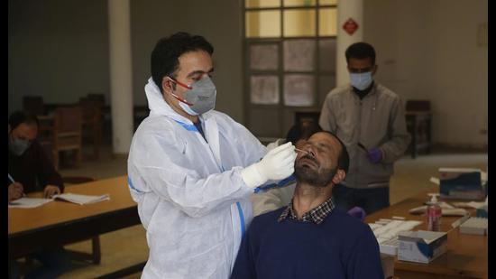 A health worker collecting swab samples for Covid tests in Srinagar on Saturday. (WASEEM ANDRABI/HT) A health worker collecting swab samples for Covid tests in Srinagar on Saturday. (WASEEM ANDRABI/HT)