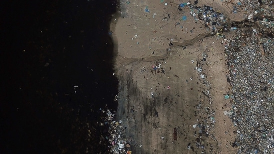 An aerial view shows garbage disposed on the shore of Guanabara bay in Rio de Janeiro, Brazil on March 17. One of the legacy promises of the 2016 Olympic Games in Rio de Janeiro was the cleanup of Guanabara Bay. After four years, the situation has worsened, Reuters reported citing data from state environmental institute INEA.(Pilar Olivares / REUTERS)