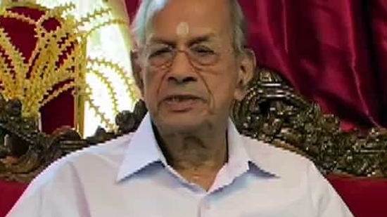 The images circulated widely on the social media showed the voters receiving Sreedharan washing and touching his feet.(ANI) The images circulated widely on the social media showed the voters receiving Sreedharan washing and touching his feet.(ANI)
