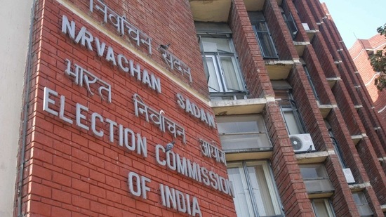 The Election Commission is holding 8-phased assembly election in west Bengal amid the Covid-19 pandemic. (Arvind Yadav/HT File Photo)