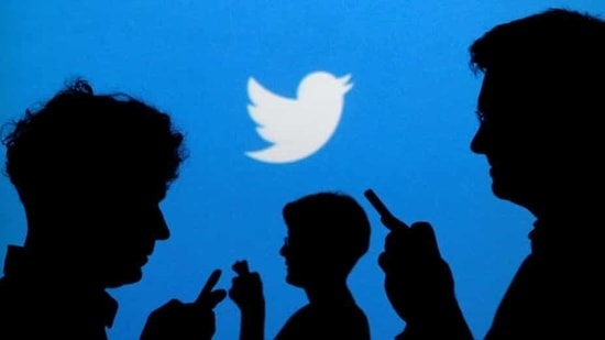 FILE PHOTO: People holding mobile phones are silhouetted against a backdrop projected with the Twitter logo in this illustration picture taken September 27, 2013. REUTERS/Kacper Pempel/Illustration (REUTERS) FILE PHOTO: People holding mobile phones are silhouetted against a backdrop projected with the Twitter logo in this illustration picture taken September 27, 2013. REUTERS/Kacper Pempel/Illustration (REUTERS)