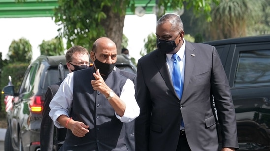 Lloyd Austin is received by Rajnath Singh, India's defence minister, at Vigyan Bhawan in New Delhi.(Bloomberg) Lloyd Austin is received by Rajnath Singh, India's defence minister, at Vigyan Bhawan in New Delhi.(Bloomberg)