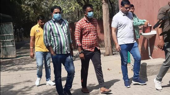 Haryana Police constable Mahesh Kumar (centre) being taken to a court in Sonepat, where he was remanded in three-day police custody, on Friday. (Ht Photo) Haryana Police constable Mahesh Kumar (centre) being taken to a court in Sonepat, where he was remanded in three-day police custody, on Friday. (Ht Photo)