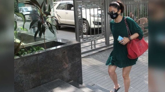 For her casual day-out look, the actor opted to wear a dark green comfy mini dress with puffy sleeves.(Varinder Chawla)