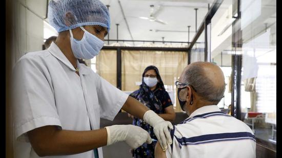 With an aim to cover a maximum number of people by giving them jabs, the administration has increased the number of centres in the city up to 105 from 98 on Wednesday while the total number of centres in the districts on Friday stood at 230. (Rahul Raut/HT PHOTO)