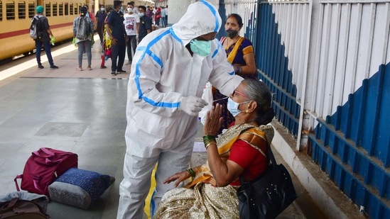 Mumbai: A health worker wearing protective gear collects a nasal sample from a passenger at Dadar Station, in Mumbai, Saturday, March 20, 2021. (PTI Photo)(PTI03_20_2021_000157A) (PTI) Mumbai: A health worker wearing protective gear collects a nasal sample from a passenger at Dadar Station, in Mumbai, Saturday, March 20, 2021. (PTI Photo)(PTI03_20_2021_000157A) (PTI)