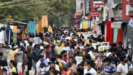 Shoppers throng the Sarojini Nagar Market on Thursday, throwing all Covid-related precautions to the wind.( Sanjeev Verma/HT PHOTO) Shoppers throng the Sarojini Nagar Market on Thursday, throwing all Covid-related precautions to the wind.( Sanjeev Verma/HT PHOTO)