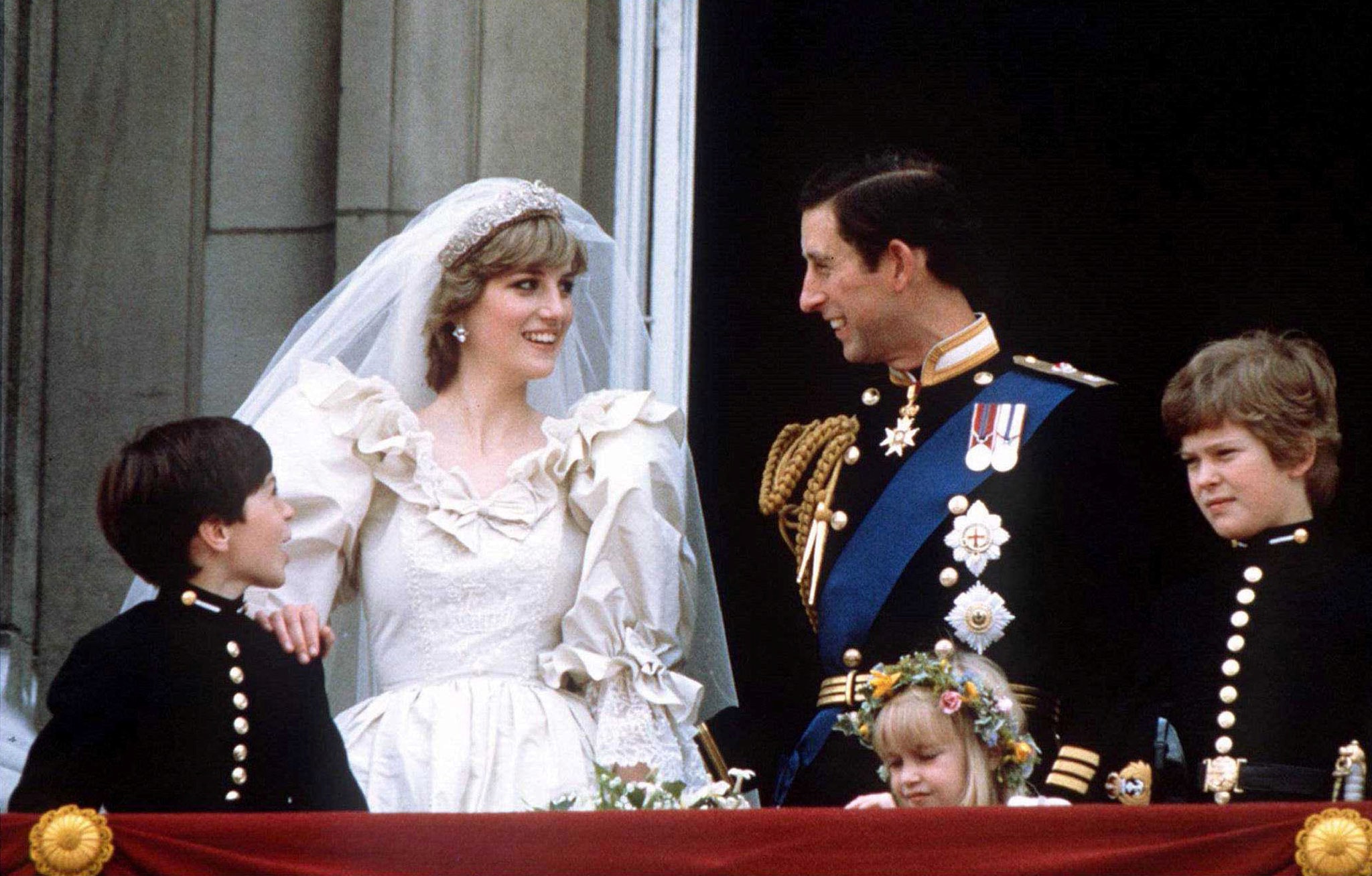 Prince Charles (right) and Princess Diana stand on the balcony of Buckingham Palace in London, following their wedding at St. Pauls Cathedral, June 29, 1981. (File Photo/ Reuters)