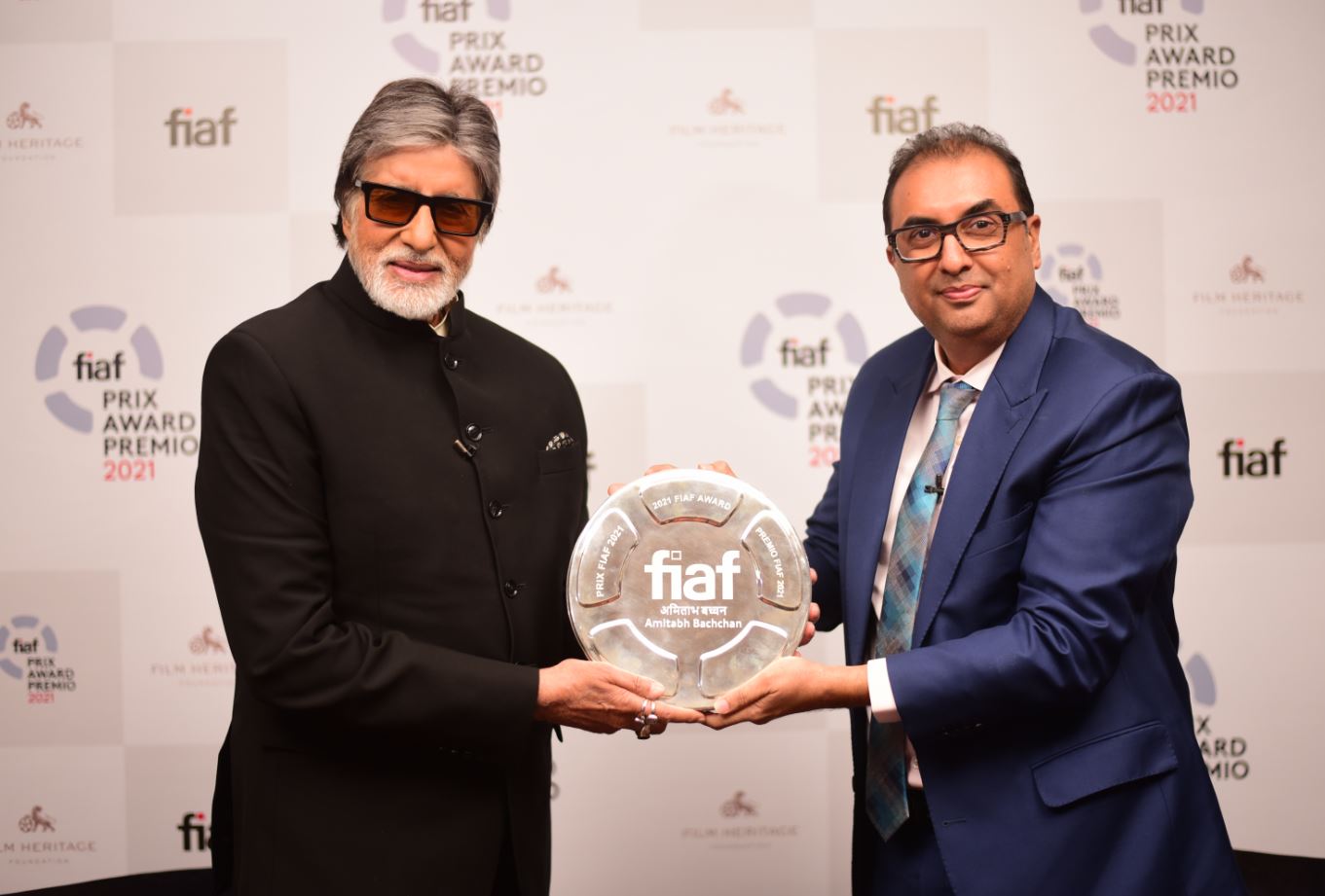 Amitabh Bachchan accepting the FIAF Award 2021 from Shivendra Singh Dungarpur.