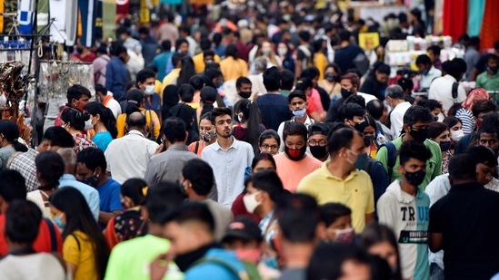 A large crowd of shoppers at Sarojini Nagar Market, in New Delhi, on March 18. 43,846 infections recorded on March 21 is the highest daily spike in the Covid-19 cases recorded this year, HT reported.(Sanjeev Verma / HT Photo)